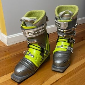 Women’s Scarpa Tele T1 Ski Boots. Moldable inserts. Mondo size 27.